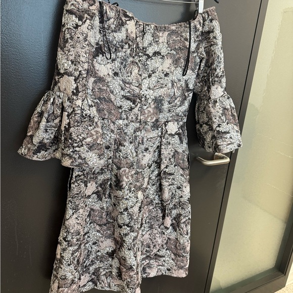 Theia size 8 metallic floral great condition puff sleeved dress - Picture 4 of 13